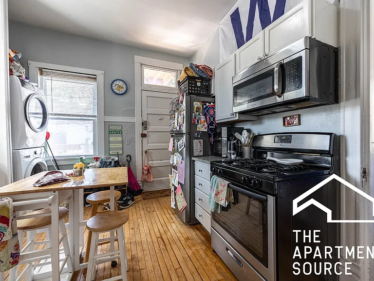 1245 W Barry Ave #B — Photo 6