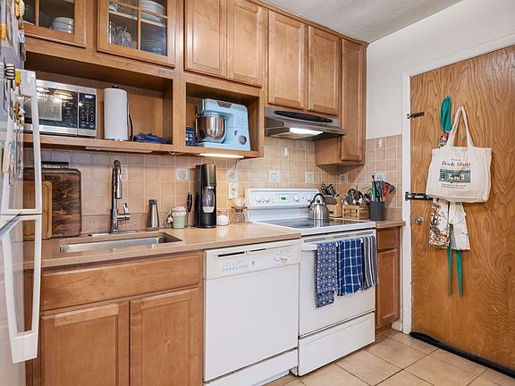 2nd image of 2 Larose Pl APT 10