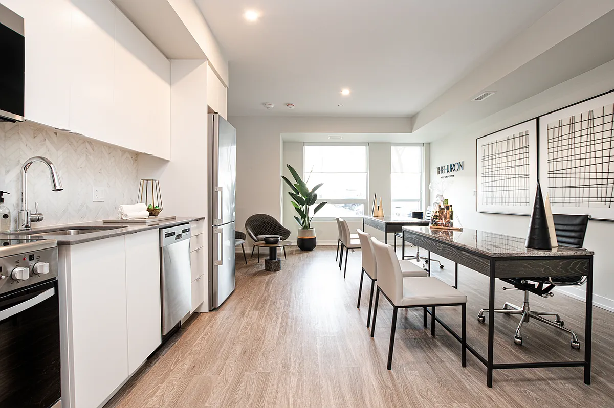 2475 Hurontario Street — Photo 4