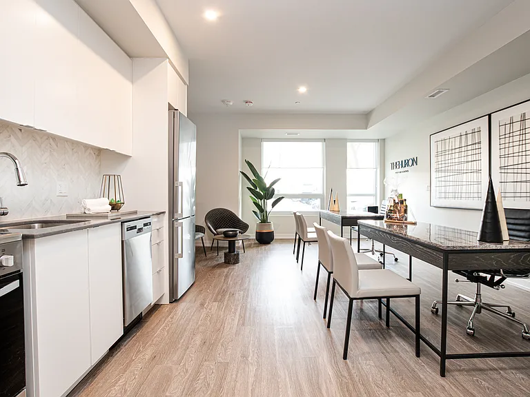 2475 Hurontario St — Photo 4