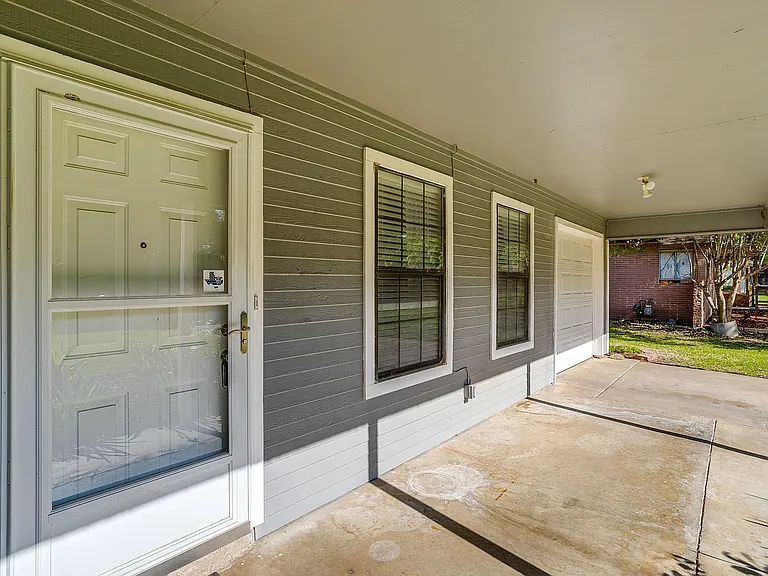 1104 Sproles Dr — Photo 5