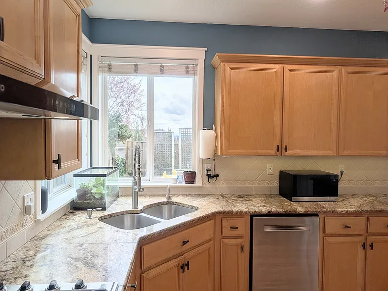 2507 Crestview Dr — Photo 10