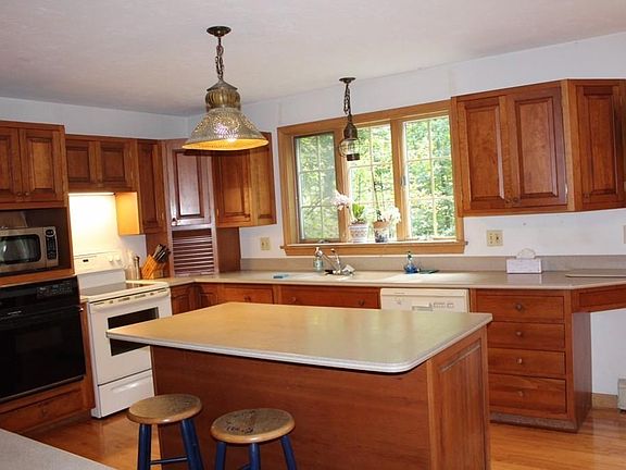 3rd image of 51 Birchwood Dr