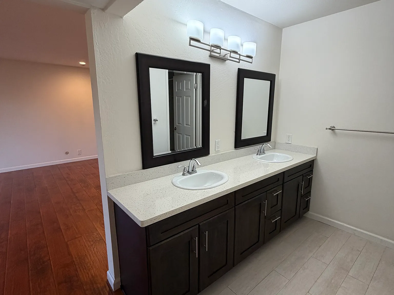 4 bed, 2.5 bath, 1825 sqft, $7,200 — Photo 4