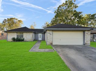 113 Cottonwood St, Lake Jackson, TX 77566