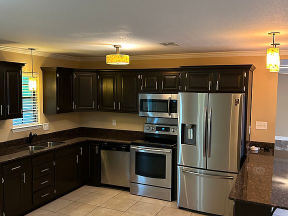 Very nice kitchen with stainless appliances