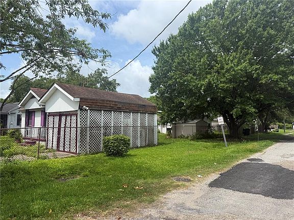 3rd image of 1401 Shirley Dr