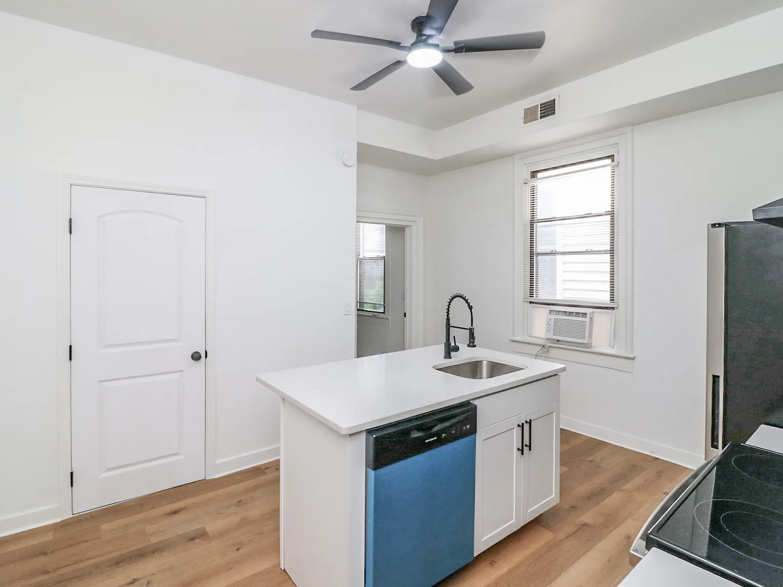 1527 Greenup St — Photo 3