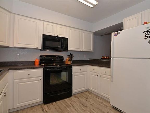 5th image of 940 Douglas 128 Ave