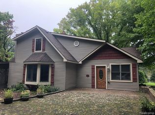 807 N Pleasant Valley Rd, Milford, MI 48380