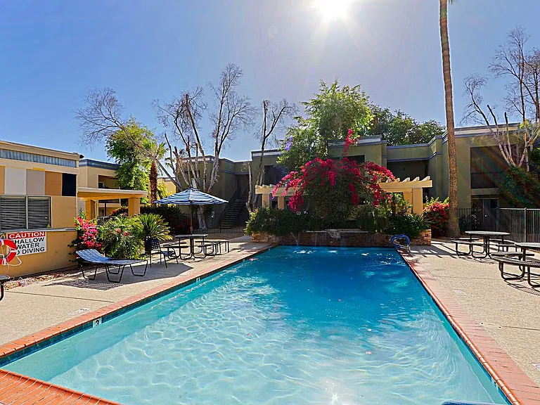 740 W Elm St #116 — Photo 9