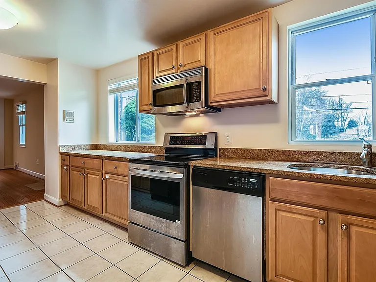210 E Hamilton Ave — Photo 4