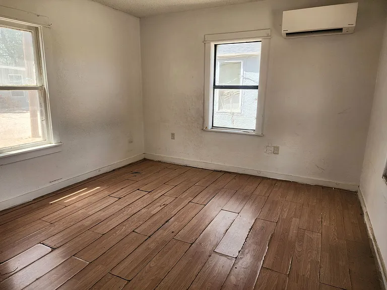 712 E Brazos St — Photo 2