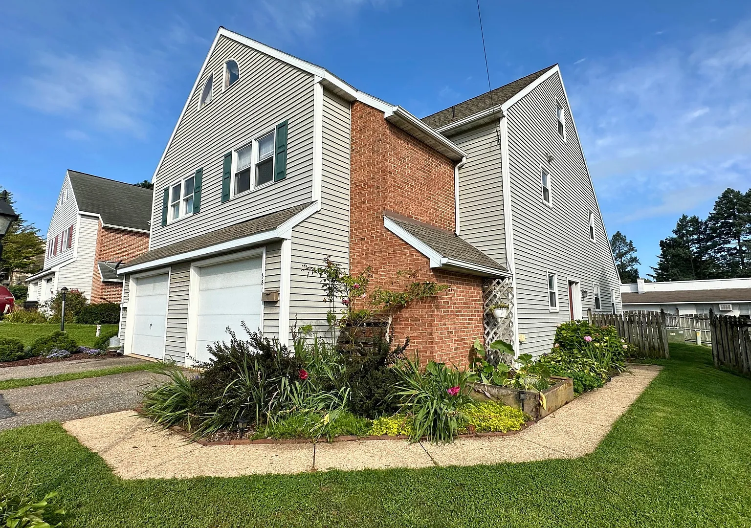 2 bed, 1.5 bath, 1911 sqft, $1,595 — Photo 3
