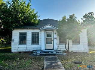 105 S Allen St, Edna, TX 77957
