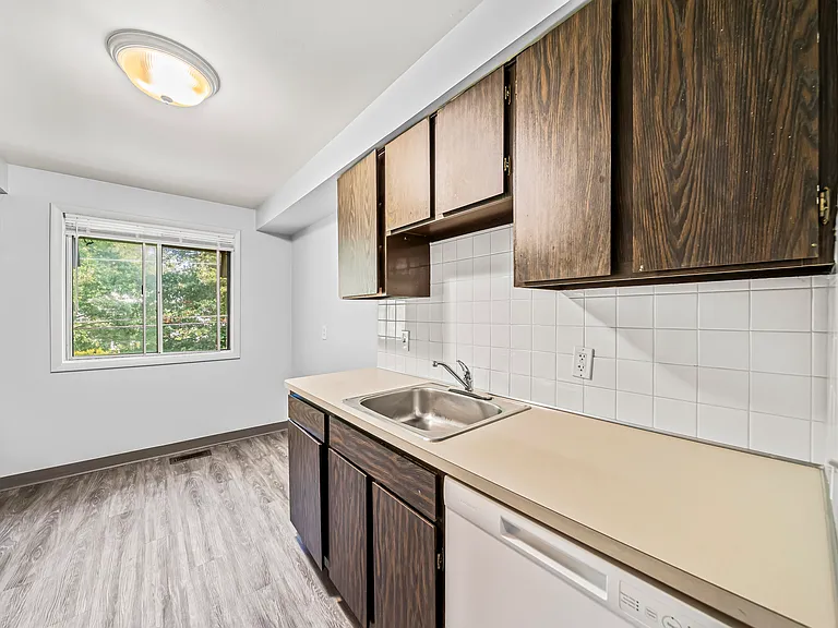 Heatherstone Apartments — Photo 9