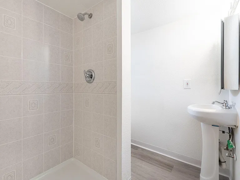 825 E 51st St — Photo 16
