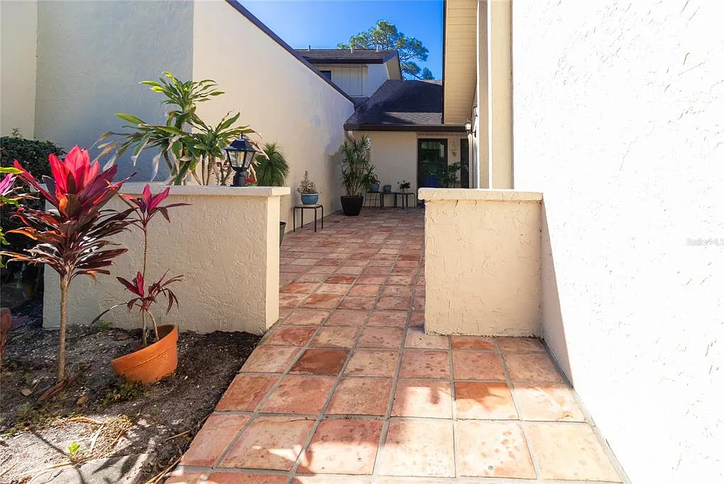 3 bed, 2.0 bath, 1847 sqft, $2,700 — Photo 2