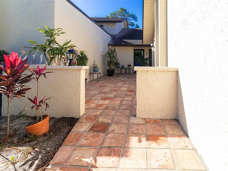 4660 La Jolla Dr — Photo 2