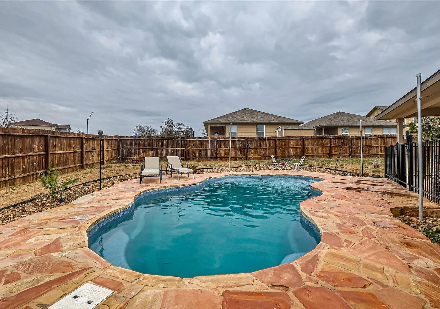 Home with an inground pool! Less than 4 miles from Lackland AFB — Photo 2