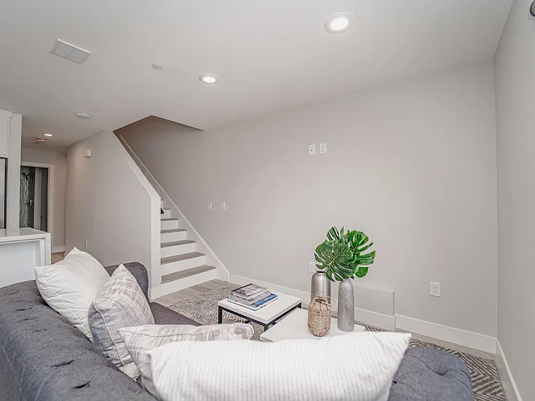 1323 1/2 Bates Ave — Photo 35