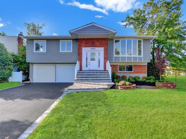 1692 James Street, Merrick, NY 11566