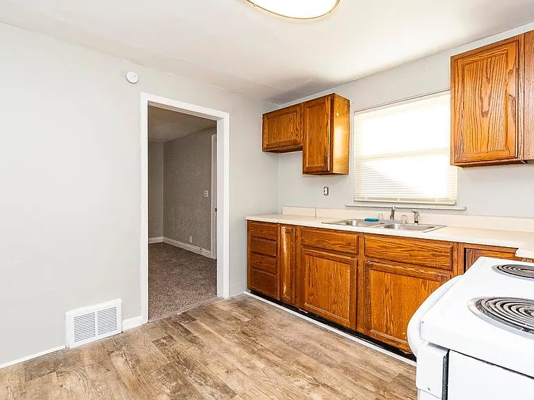 224 Maple St #2 — Photo 8