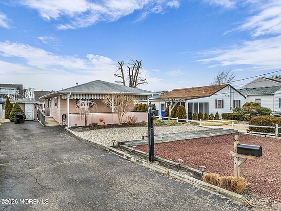 3rd image of 126 Royal Dr