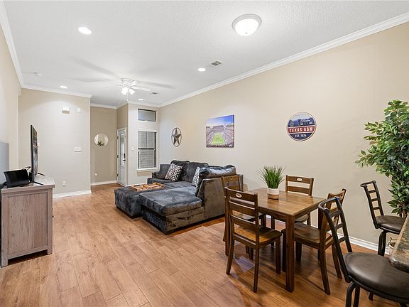 2nd image of 3826 Blackhawk Ln
