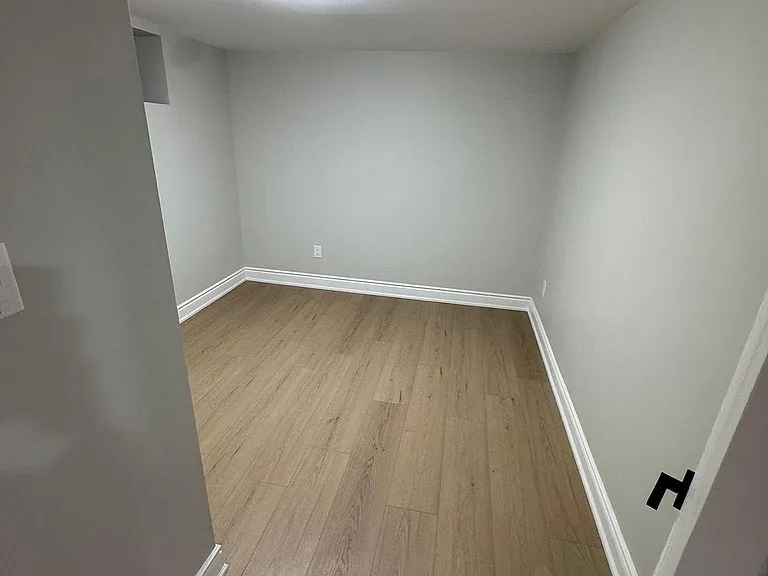 41 Maclaren Ave #BASEMENT — Photo 4