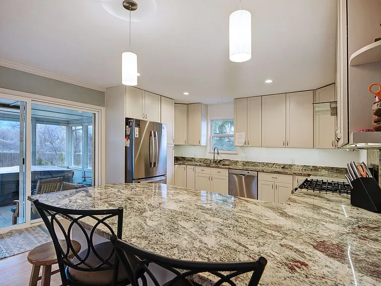 1115 Hancock Dr — Photo 2