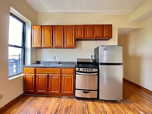 4th image of 1061 Bergen St #13
