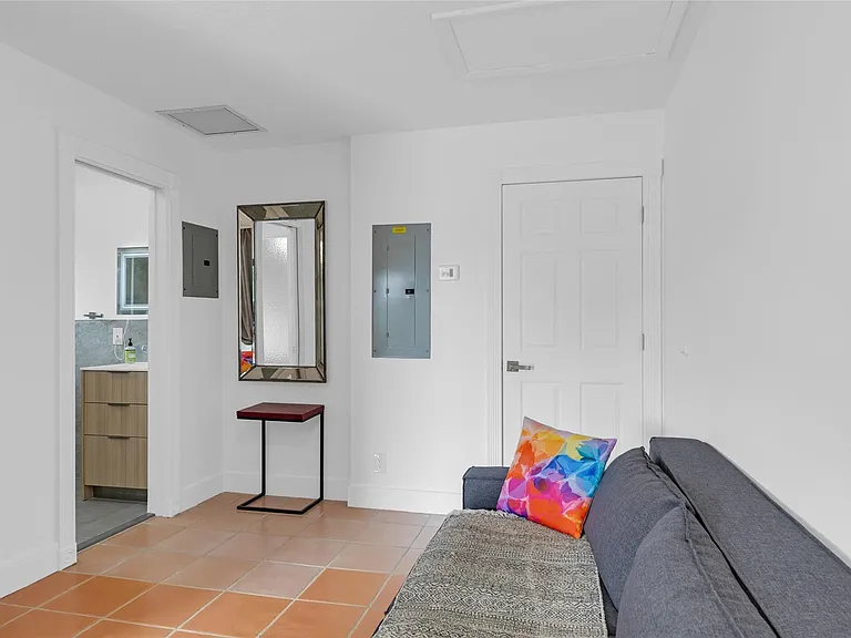 307 N Highland Dr — Photo 20