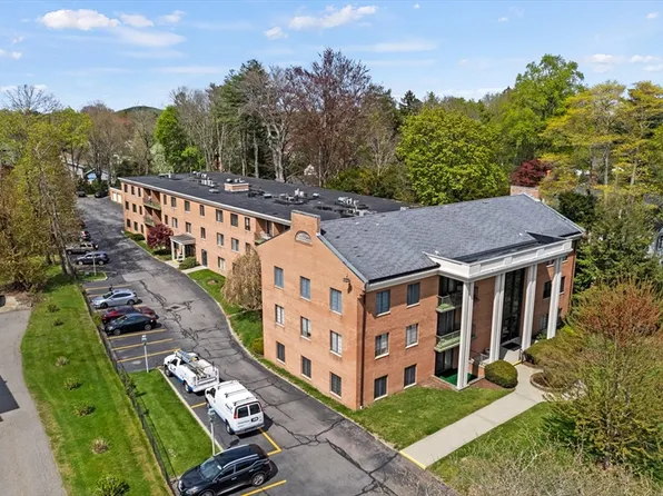 31 Church Grn APT 103, Taunton, MA 02780