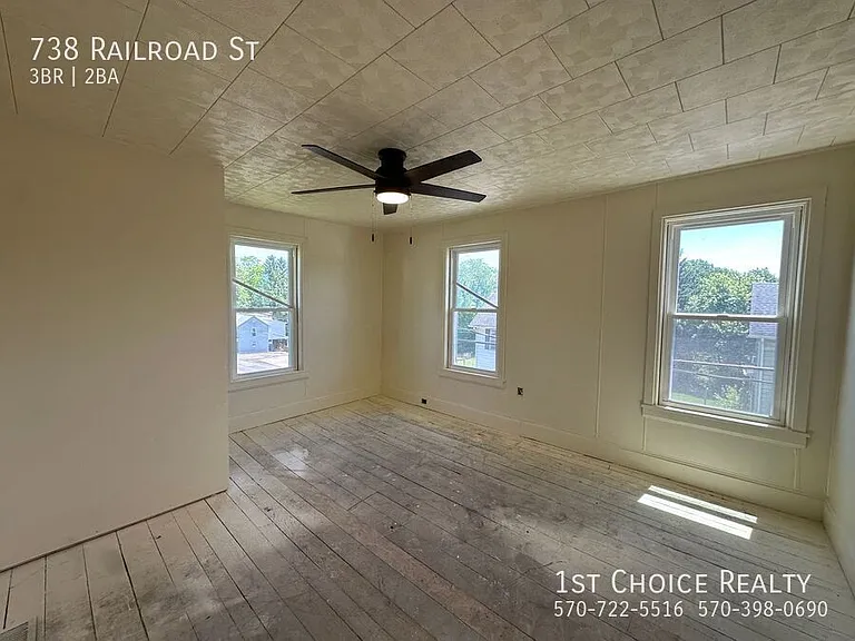738 Railroad St — Photo 4