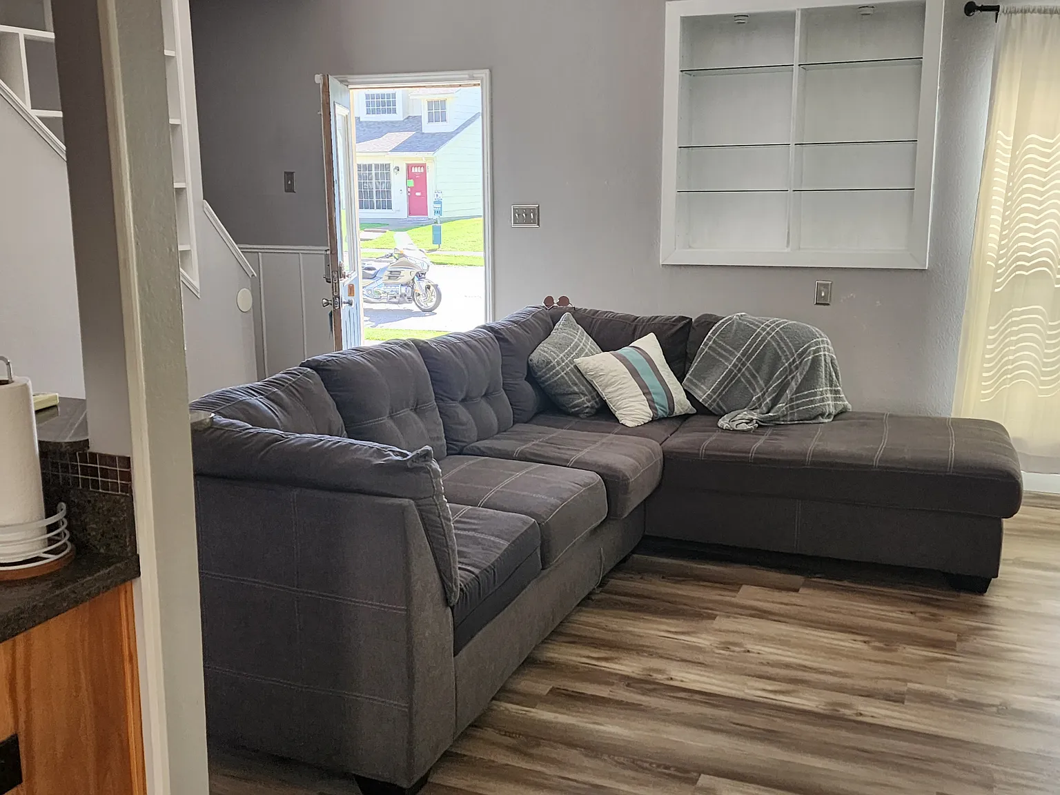 3 bed, 1377 sqft, $1,895 — Photo 2