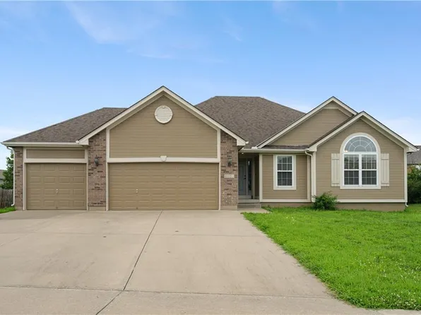 4413 SW Flintrock Dr, Lees Summit, MO 64082