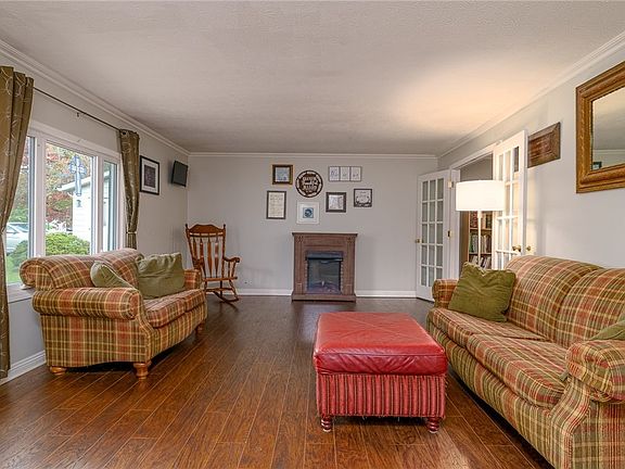 4th image of 15871 Pinewood Dr