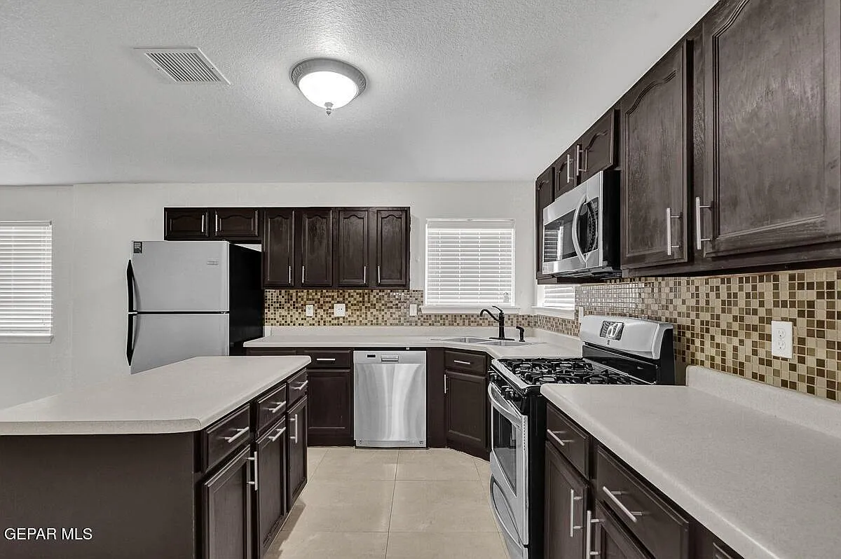 4 bed, 2.5 bath, 2194 sqft, $1,800 — Photo 4