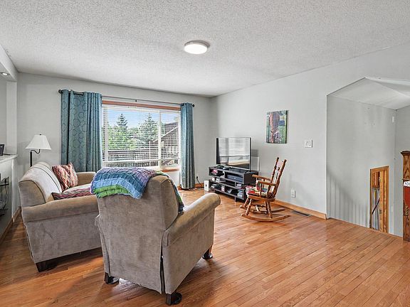 5th image of 303 E Centennial St