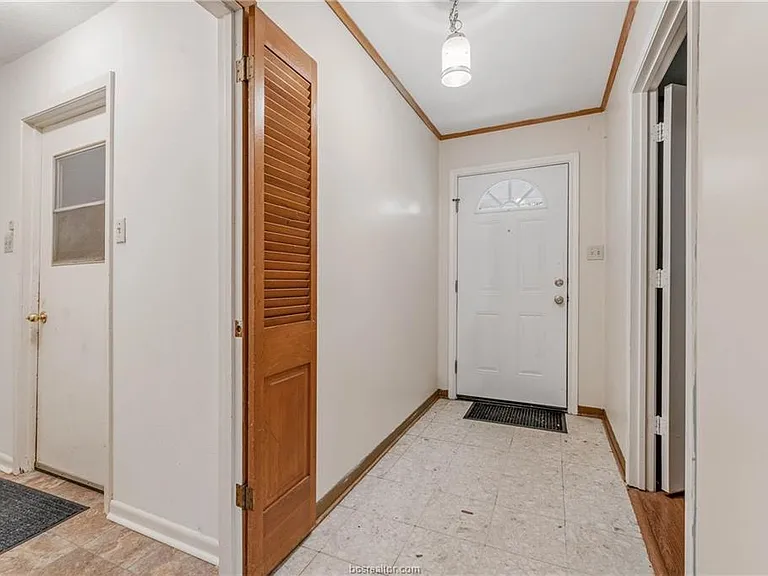 902 Holik Dr — Photo 6