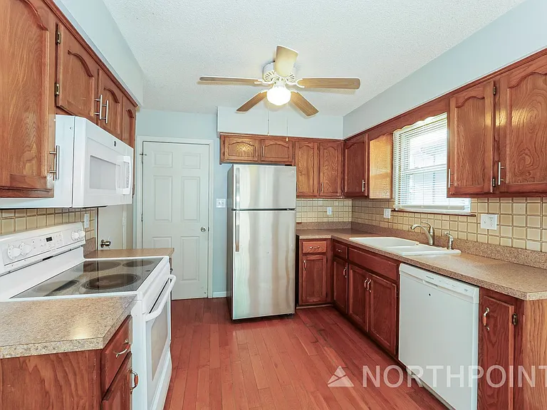 3901 SW 10th St — Photo 5