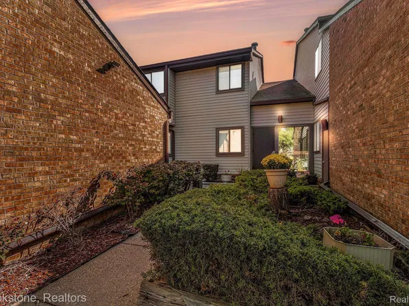 4423 Laurel Club Cir APT 7, West Bloomfield, MI 48323