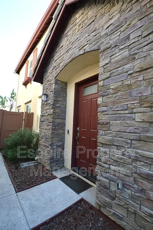 3 bed, 2.0 bath, 2330 sqft, $4,200 — Photo 3