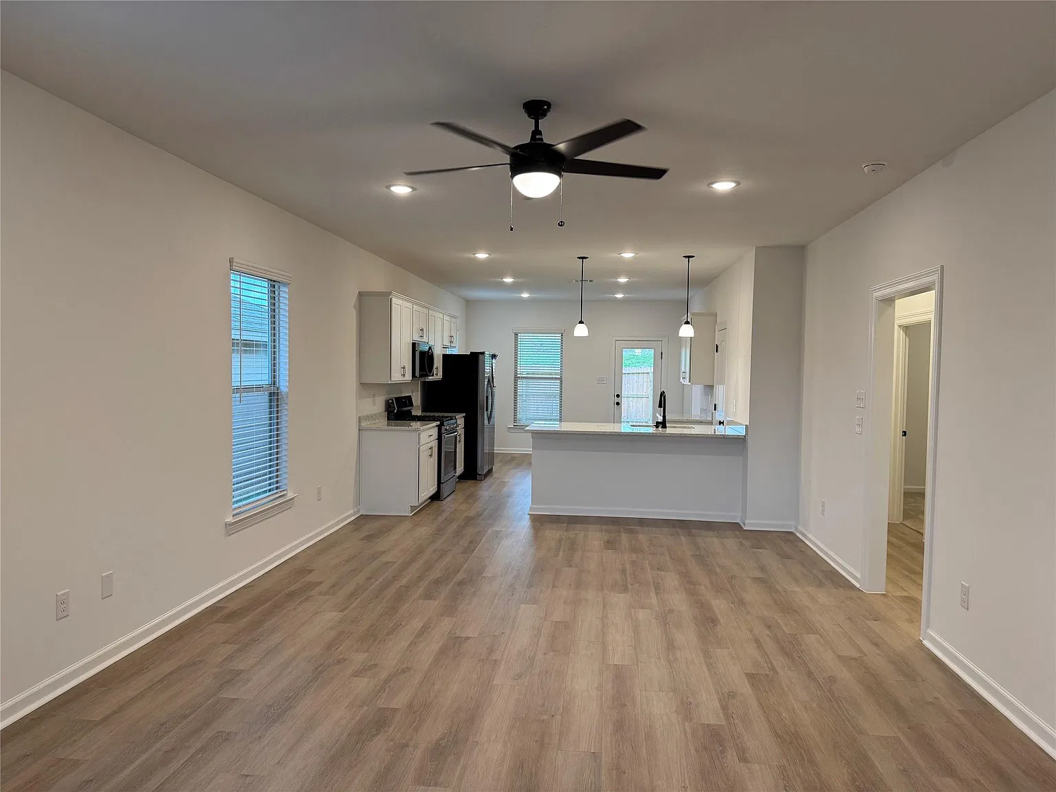 3 bed, 2.0 bath, 1426 sqft, $1,905 — Photo 3