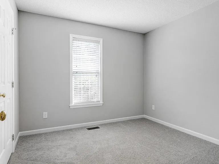 118 McKenzie Cir — Photo 13