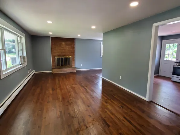 88 Red Top Dr, West Hartford, CT 06110