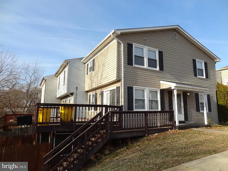 2074 Lake Grove Ln — Photo 2