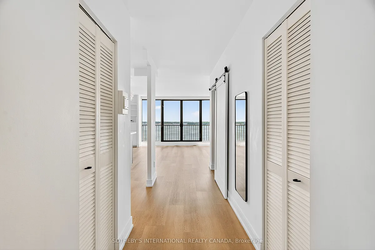 Building Photo - 33 Harbour Sq #1423
