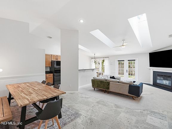 3rd image of 2004 ST MARTINS Drive E